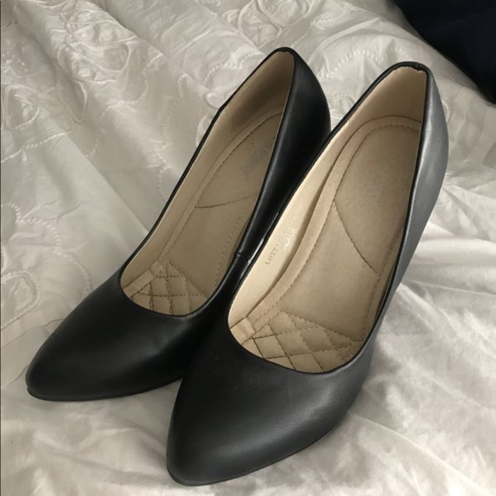 Black pumps